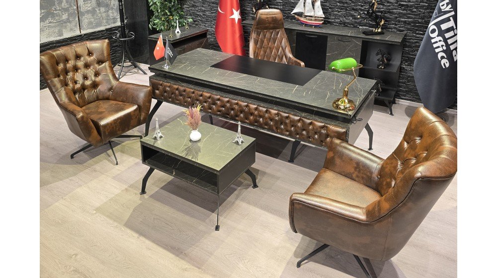 Kapi Chester yönetici masa takımı, kapitoneli ön paneli, mermer desenli tablası ve metal ayakları ile modern ofis ortamında Tilia dönerli Chester bekleme grubu ile sergileniyor.